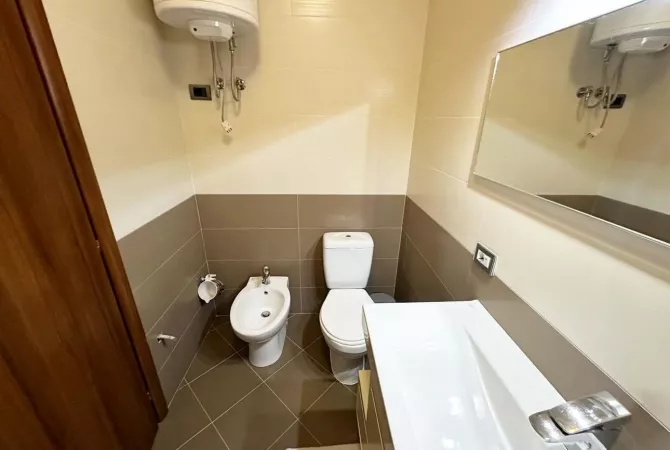 Shtepi ne shitje Apartament ne Tirane, 2+1, Mobilimi E mobiluar, Pagesa 132,000  Euro.