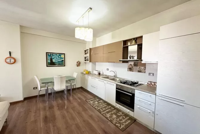 Shtepi ne shitje Apartament ne Tirane, 2+1, Mobilimi E mobiluar, Pagesa 132,000  Euro.