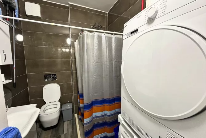 Shtepi ne shitje Apartament ne Tirane, 1+1, Mobilimi E mobiluar, Pagesa 93,000  Euro.