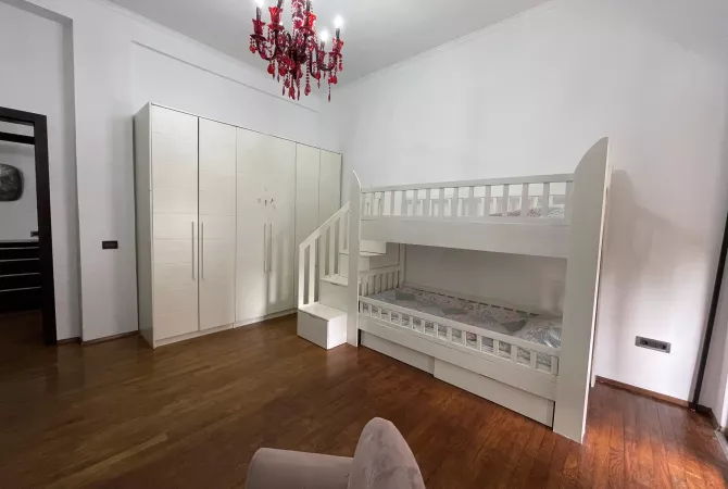 Shtepi me qera Apartament ne Tirane, 2+1, Mobilimi E mobiluar, Pagesa 1,000  Euro.