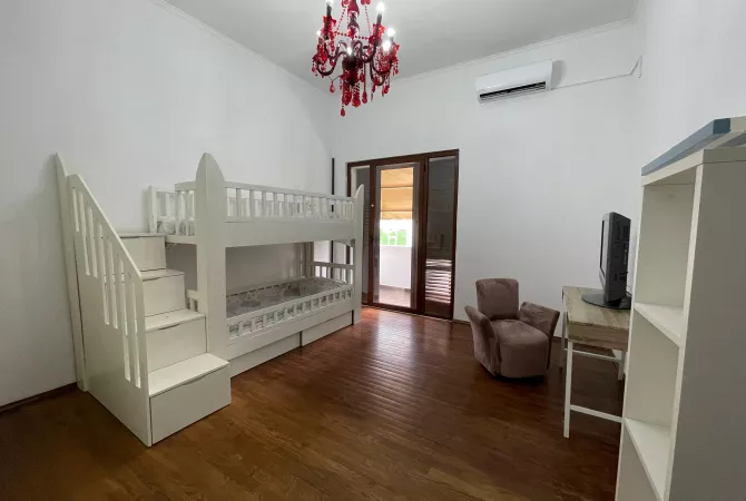 Shtepi me qera Apartament ne Tirane, 2+1, Mobilimi E mobiluar, Pagesa 1,000  Euro.