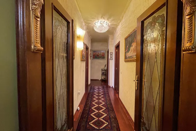 Shtepi ne shitje Apartament ne Tirane, 3+1, Mobilimi E mobiluar, Pagesa 650,000  Euro.