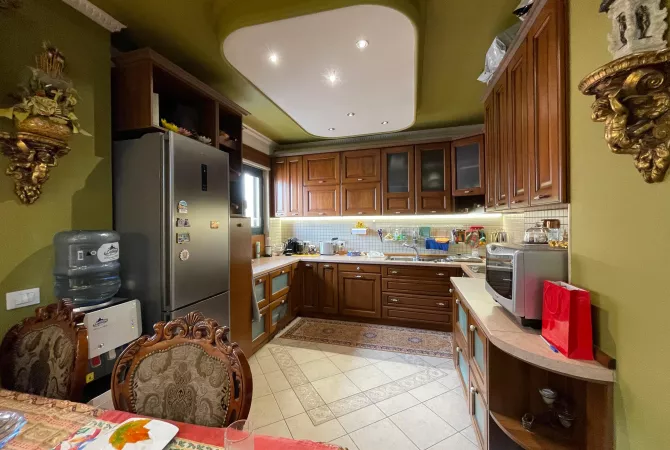 Shtepi ne shitje Apartament ne Tirane, 3+1, Mobilimi E mobiluar, Pagesa 650,000  Euro.