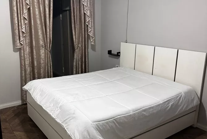 Shtepi me qera Apartament ne Tirane, 3+1, Mobilimi E mobiluar, Pagesa 85,000  Leke.