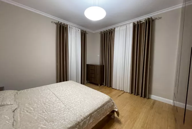 Shtepi me qera Apartament ne Tirane, 2+1, Mobilimi E mobiluar, Pagesa 1,400  Euro.