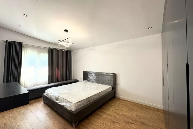 Shtepi me qera Vila Luksoze ne Tirane, 3+1, Mobilimi E mobiluar, Pagesa 2,000  Euro.