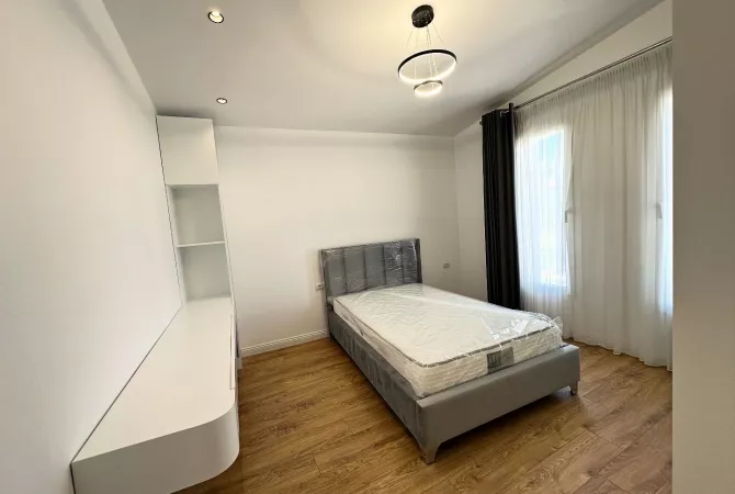 Shtepi me qera Vila Luksoze ne Tirane, 3+1, Mobilimi E mobiluar, Pagesa 2,000  Euro.