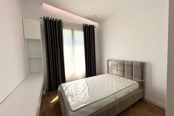 Shtepi me qera Vila Luksoze ne Tirane, 3+1, Mobilimi E mobiluar, Pagesa 2,000  Euro.