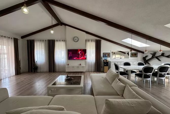 Shtepi me qera Penthose(kati i fundit panoramik) ne Tirane, 3+1, Mobilimi E mobiluar, Pagesa 2,200  Euro.