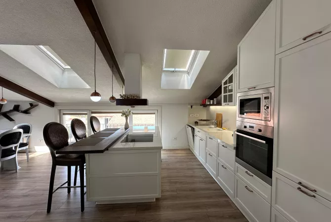 Shtepi me qera Penthose(kati i fundit panoramik) ne Tirane, 3+1, Mobilimi E mobiluar, Pagesa 2,200  Euro.