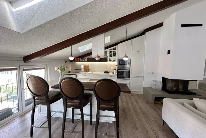 Shtepi me qera Penthose(kati i fundit panoramik) ne Tirane, 3+1, Mobilimi E mobiluar, Pagesa 2,200  Euro.