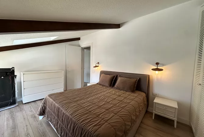 Shtepi me qera Penthose(kati i fundit panoramik) ne Tirane, 3+1, Mobilimi E mobiluar, Pagesa 2,200  Euro.