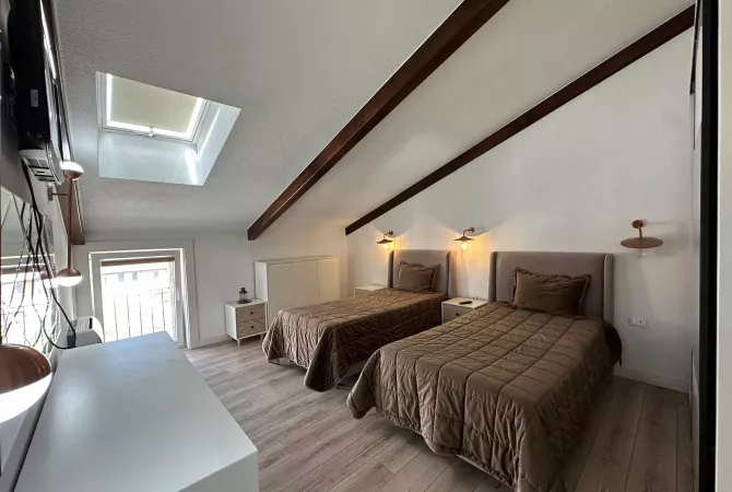 Shtepi me qera Penthose(kati i fundit panoramik) ne Tirane, 3+1, Mobilimi E mobiluar, Pagesa 2,200  Euro.