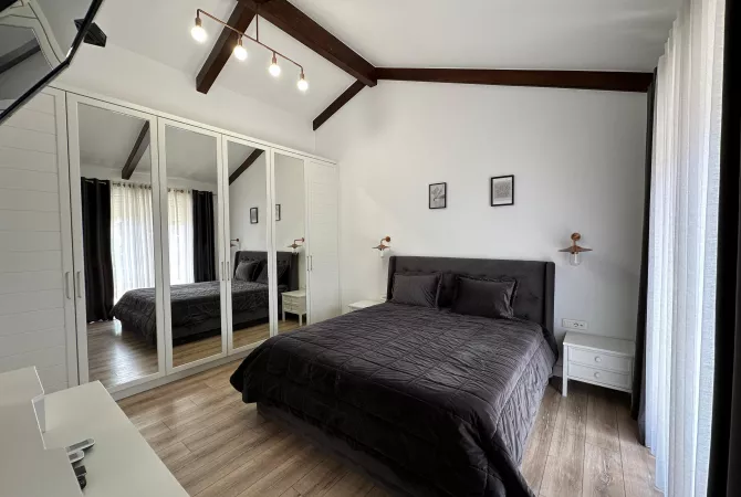 Shtepi me qera Penthose(kati i fundit panoramik) ne Tirane, 3+1, Mobilimi E mobiluar, Pagesa 2,200  Euro.