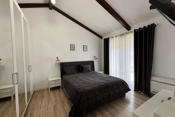 Shtepi me qera Penthose(kati i fundit panoramik) ne Tirane, 3+1, Mobilimi E mobiluar, Pagesa 2,200  Euro.