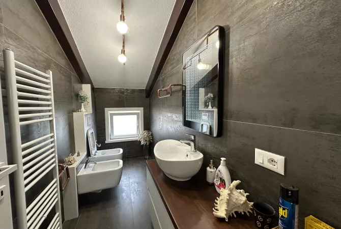 Shtepi me qera Penthose(kati i fundit panoramik) ne Tirane, 3+1, Mobilimi E mobiluar, Pagesa 2,200  Euro.