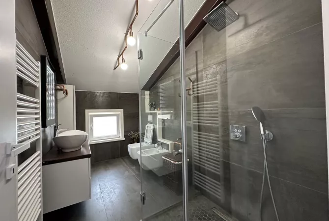 Shtepi me qera Penthose(kati i fundit panoramik) ne Tirane, 3+1, Mobilimi E mobiluar, Pagesa 2,200  Euro.