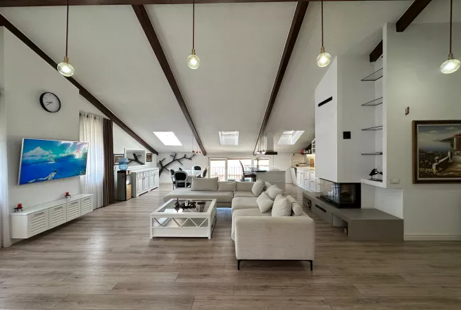 Shtepi me qera 3+1 ne Tirane - 2,200 Euro
