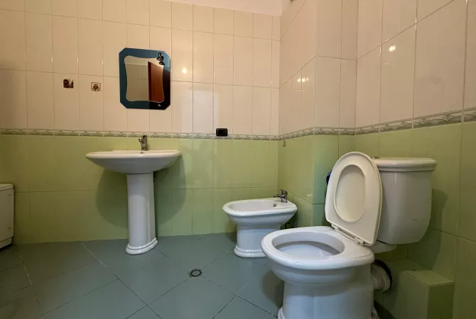 Shtepi me qera Apartament ne Tirane, 2+1, Mobilimi E mobiluar, Pagesa 800  Euro.