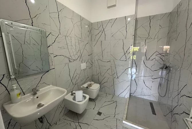 Shtepi me qera Apartament ne Tirane, 2+1, Mobilimi Bosh, pa mobiluar, Pagesa 600  Euro.