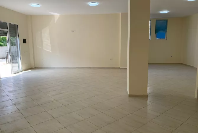 Ambient Biznesi per qira Tek Shkolla At Zef Pllumi. 