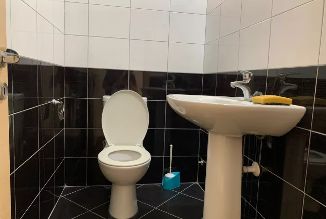 Ambient Biznesi per qira Tek Shkolla At Zef Pllumi. 