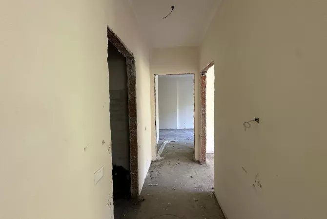 Shtepi ne shitje Apartament ne Tirane, 2+1, Mobilimi Bosh, pa mobiluar, Pagesa 219,700  Euro.