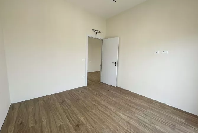 Shtepi ne shitje Apartament ne Tirane, 1+1, Mobilimi Bosh, pa mobiluar, Pagesa 98,450  Euro.