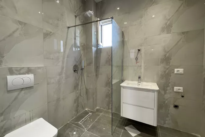 Shtepi ne shitje Apartament ne Tirane, 1+1, Mobilimi Bosh, pa mobiluar, Pagesa 124,750  Euro.