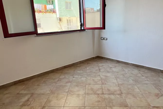 Shtepi ne shitje Apartament ne Tirane, 3+1, Mobilimi Bosh, pa mobiluar, Pagesa 128,000  Euro.