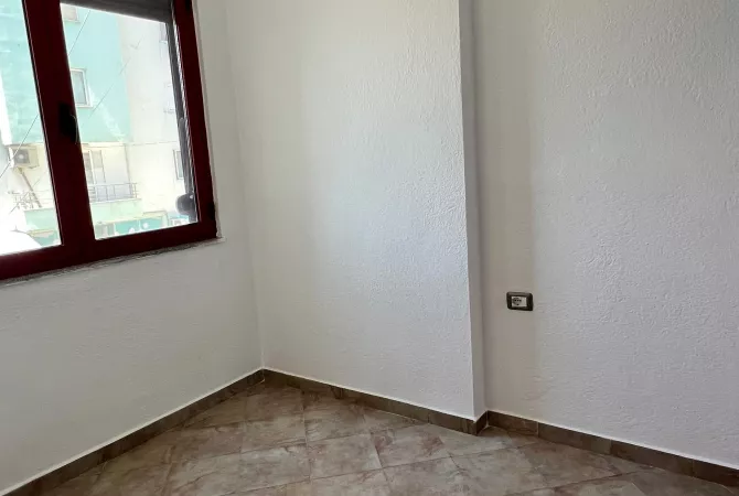 Shtepi ne shitje Apartament ne Tirane, 3+1, Mobilimi Bosh, pa mobiluar, Pagesa 128,000  Euro.