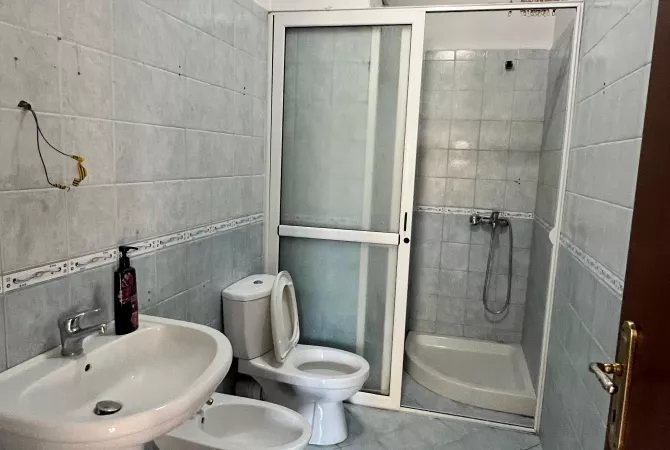 Shtepi ne shitje Apartament ne Tirane, 3+1, Mobilimi Bosh, pa mobiluar, Pagesa 128,000  Euro.