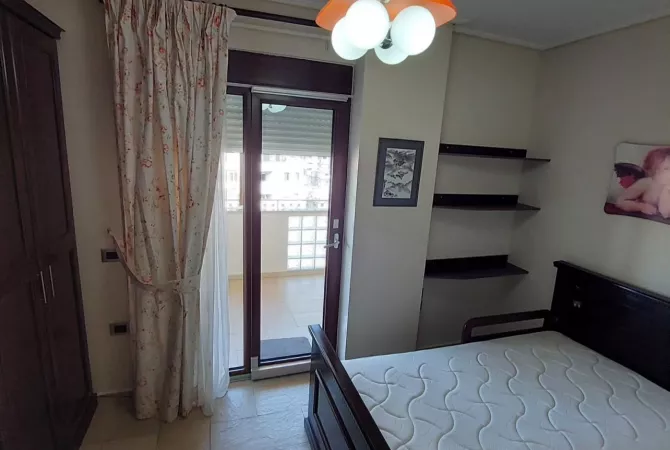 Shtepi me qera Apartament ne Tirane, 3+1, Mobilimi E mobiluar, Pagesa 1,000  Euro.