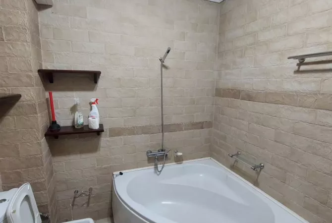 Shtepi me qera Apartament ne Tirane, 3+1, Mobilimi E mobiluar, Pagesa 1,000  Euro.