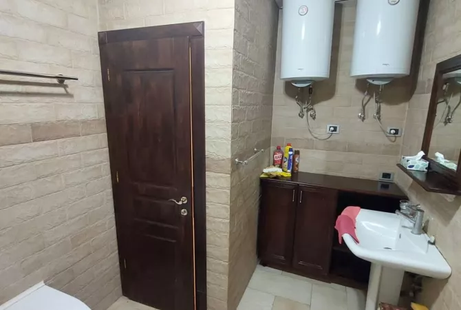 Shtepi me qera Apartament ne Tirane, 3+1, Mobilimi E mobiluar, Pagesa 1,000  Euro.