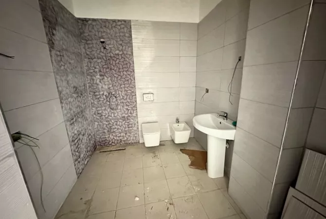 Shtepi ne shitje Apartament ne Tirane, 1+1, Mobilimi Bosh, pa mobiluar, Pagesa 146,000  Euro.
