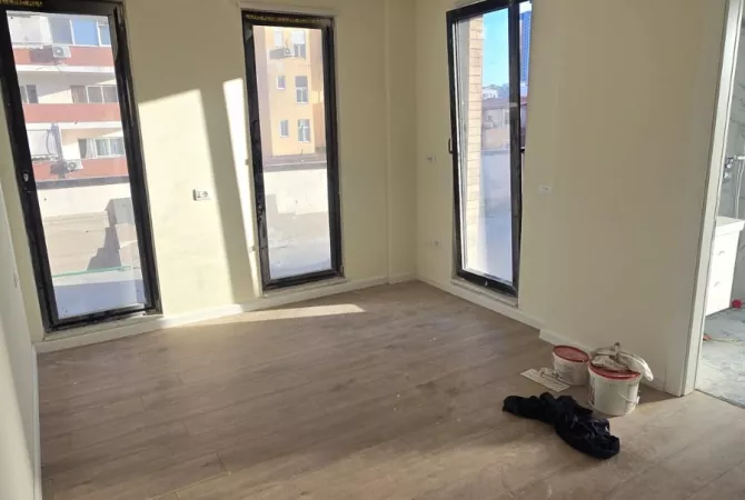 Shtepi ne shitje Apartament ne Tirane, 2+1, Mobilimi Bosh, pa mobiluar, Pagesa 320,000  Euro.