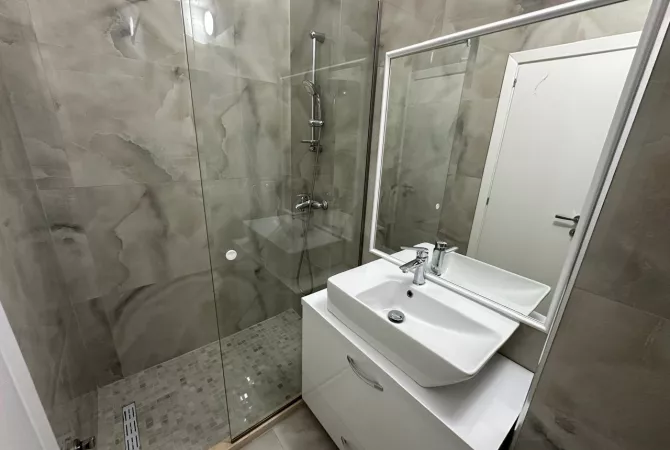 Shtepi me qera Apartament ne Tirane, 3+1, Mobilimi E mobiluar, Pagesa 1,300  Euro.