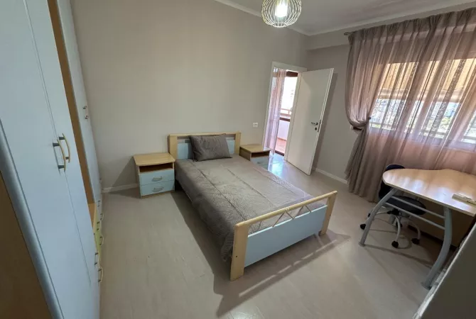 Shtepi me qera Apartament ne Tirane, 3+1, Mobilimi E mobiluar, Pagesa 1,300  Euro.
