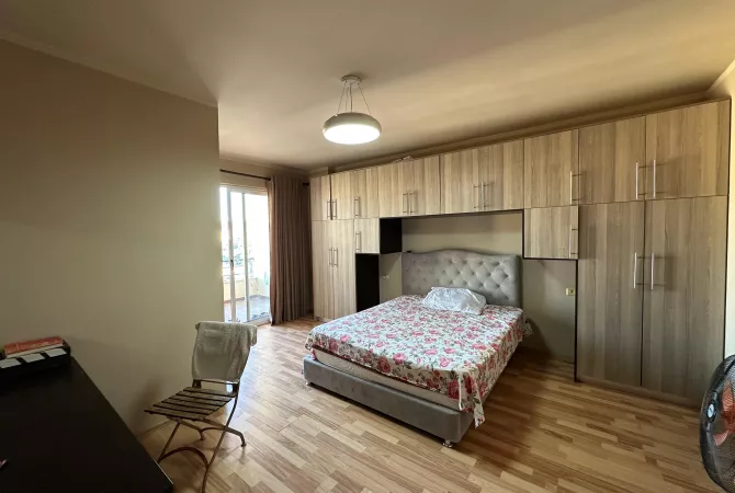 Shtepi ne shitje Apartament ne Tirane, 2+1, Mobilimi E mobiluar, Pagesa 144,000  Euro.