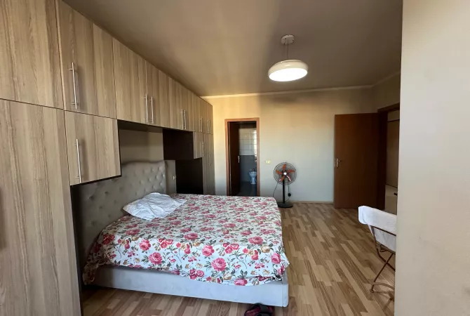 Shtepi ne shitje Apartament ne Tirane, 2+1, Mobilimi E mobiluar, Pagesa 144,000  Euro.