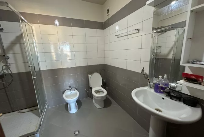 Shtepi ne shitje Apartament ne Tirane, 2+1, Mobilimi E mobiluar, Pagesa 144,000  Euro.