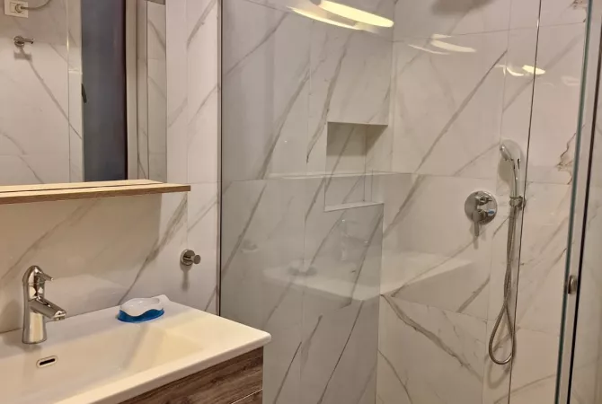 Shtepi me qera Apartament ne Tirane, 2+1, Mobilimi E mobiluar, Pagesa 900  Euro.