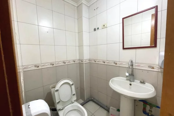 Ambient Biznesi per qira tek Kristal Center. 