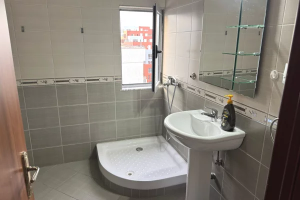 Shtepi ne shitje Apartament ne Tirane, 1+1, Mobilimi Pjeserisht e mobiluar, Pagesa 95,000  Euro.