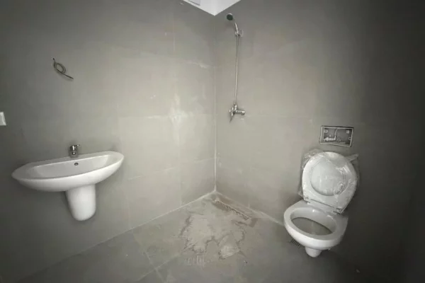 Shtepi ne shitje Apartament ne Tirane, 2+1, Mobilimi Bosh, pa mobiluar, Pagesa 91,800  Euro.