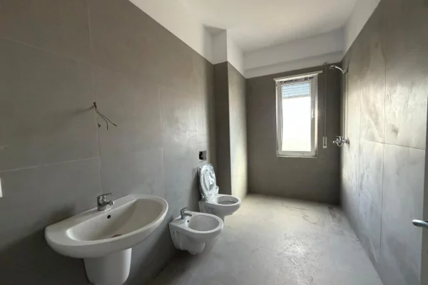 Shtepi ne shitje Apartament ne Tirane, 2+1, Mobilimi Bosh, pa mobiluar, Pagesa 91,800  Euro.