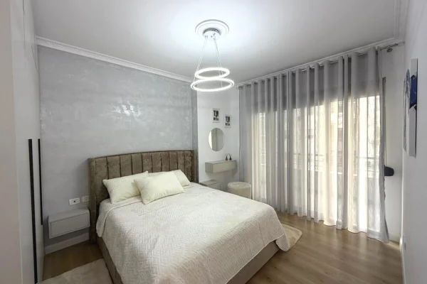 Shtepi ne shitje Apartament ne Tirane, 2+1, Mobilimi E mobiluar, Pagesa 173,000  Euro.