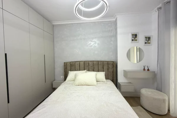 Shtepi ne shitje Apartament ne Tirane, 2+1, Mobilimi E mobiluar, Pagesa 173,000  Euro.