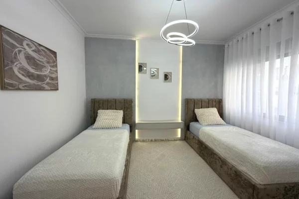 Shtepi ne shitje Apartament ne Tirane, 2+1, Mobilimi E mobiluar, Pagesa 173,000  Euro.